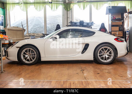 Novosibirsk, Russie - 08.01.18 : vue latérale du bateau très cher nouveau Porsche Cayman coupé blanc formule 1 se trouve dans la zone de détail en attente de rep Banque D'Images