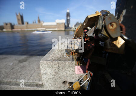 Serrures, cadenas d'amour avec des inscriptions de l'amour, sont attachés à en fer forgé sur la Southbank à Londres. Banque D'Images