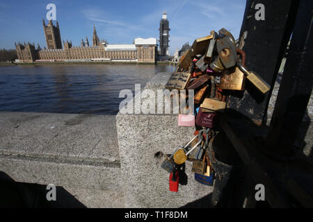 Serrures, cadenas d'amour avec des inscriptions de l'amour, sont attachés à en fer forgé sur la Southbank à Londres. Banque D'Images