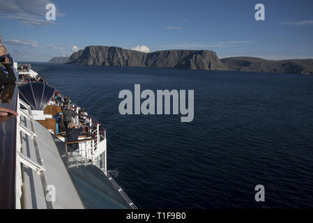 Mein Schiff 1 (ancien) passant le cap Nord qui est un hotspot touristique sur l'île de Magerøya dans le Nord de la Norvège. Banque D'Images