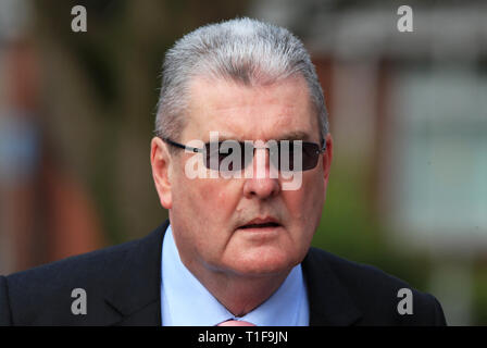 Ancien secrétaire du club Sheffield Wednesday Graham Mackrell, qui est accusé d'avoir enfreint le stade de Hillsborough et certificat de sécurité de la santé et de la sécurité à l'infraction 1989 FA Cup demi-finale, arrivant à Preston le Tribunal de la Couronne. Banque D'Images