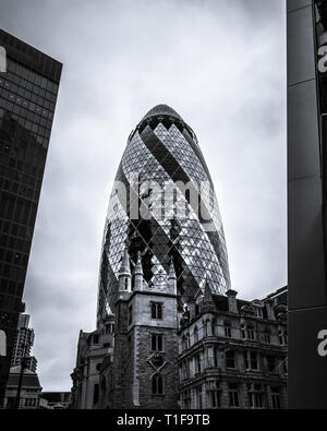 London, UK : le Gherkin, ville de Londres. Photo en noir et blanc. Banque D'Images