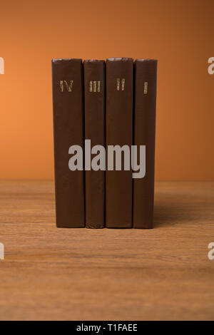 Volumes de livres en cuir brown couvre sur table en bois Banque D'Images