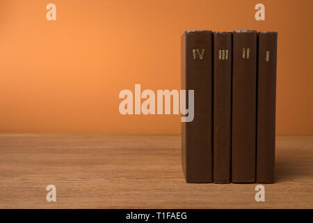 Volumes de livres vintage en cuir brown couvre sur table en bois Banque D'Images