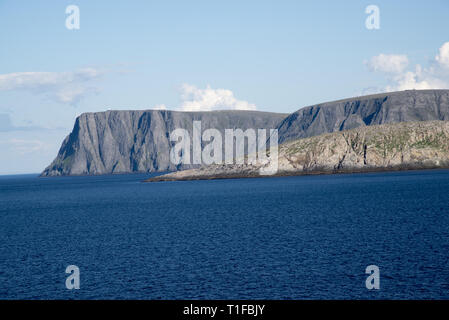 À sa fin la péninsule Knivskjellodden peu profondes est 1450 mètres plus au nord que le hotspot touristique Cap nord (arrière-plan) dans le Nord de la Norvège. Banque D'Images