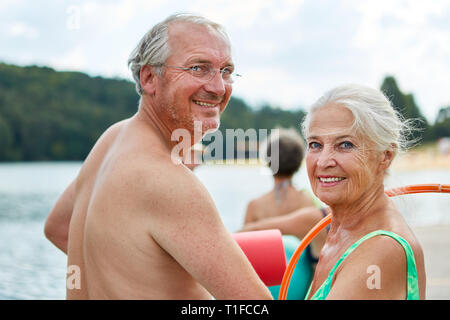 Happy senior couple en vacances ou un voyage sur le lac en été Banque D'Images