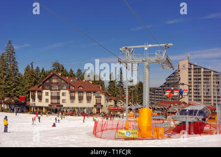 Près de la station de ski Borovets Samokov en Bulgarie montrant nouveau télésiège 6 places installé en 2018. Banque D'Images