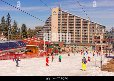 Près de la station de ski Borovets Samokov en Bulgarie avec téléski pour débutants et l'hôtel Rila. Banque D'Images