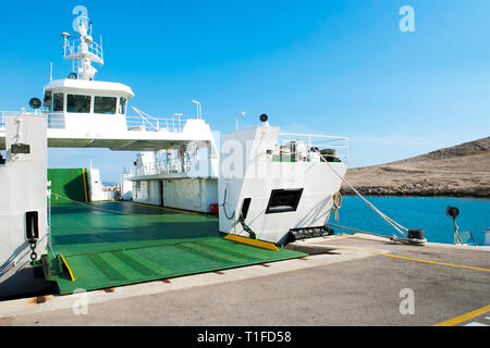 Location de bateau en Croatie Rab qui relie l'île au continent avec rampe ouverte, en attente d'embarquement. Banque D'Images