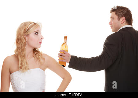 Couple de mariage malheureux, mariée avec boissons alcool marié. Femme à sa future décision faire violence - concept des problèmes d'alcoolisme Banque D'Images