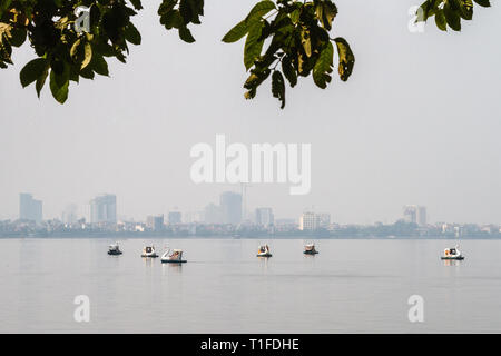 Quan Ho Tay ou Westlake district à Hanoi. Swan Lake Tay avec pédalos avec vue sur la ville sur l'arrière-plan. Le Vietnam. Banque D'Images