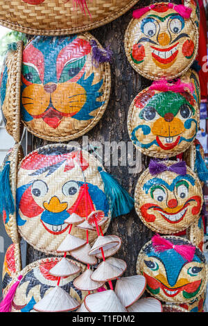 Chaume de souvenirs et des masques peints à un blocage de la rue dans le vieux quartier, Hanoi, Vietnam. Banque D'Images