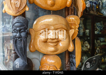 Les masques en bois souvenirs à un blocage de la rue dans le vieux quartier, Hanoi, Vietnam. Banque D'Images