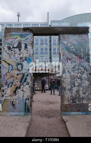 Segment de mur de Berlin à Checkpoint Charlie à Berlin Allemagne Banque D'Images