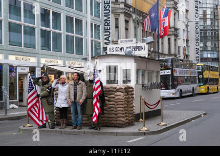 Les touristes à Checkpoint Charlie à Berlin Allemagne Banque D'Images