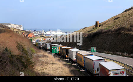 Camions queue pour entrer dans le Port de Douvres sur l'A20, dans le Kent. Banque D'Images