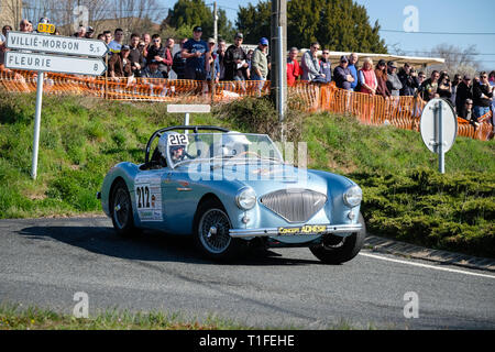 30e édition du Rallye des vignes à Régnié-Durette en Beaujolais. Voiture de sport. Banque D'Images