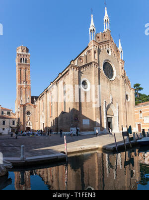 Basilica di Santa Maria Gloriosa dei Frari, Campo dei Frari, San Polo, Venise, Vénétie, Italie, reflectiion sur le canal Rio dei Frari Banque D'Images