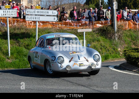 30e édition du Rallye des vignes à Régnié-Durette en Beaujolais. Voiture de sport. Banque D'Images