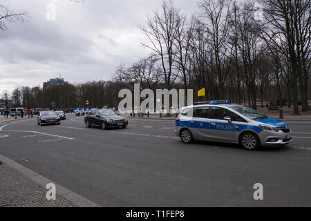 La chancelière Merkel cortège de voyager vers le Reichstag à Berlin Allemagne Banque D'Images