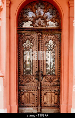 Vieille porte en bois brun. L'ancienne porte de bois en mur de pierre. Banque D'Images