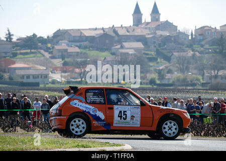 30e édition du Rallye des vignes à Régnié-Durette en Beaujolais. Voiture de sport. Banque D'Images