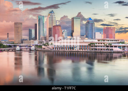 Tampa, Floride, USA sur le centre-ville sur la baie à l'aube. Banque D'Images