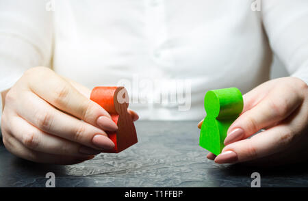 La femme arbitre examine la situation de conflit entre les gens. Conflit d'intérêts. Recherche de solutions et de compromis. Les différends de lissage. C Banque D'Images