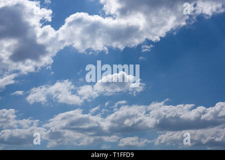 Les nuages blancs avec un beau ciel bleu en arrière-plan. Banque D'Images