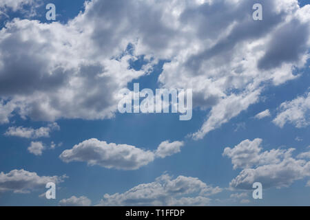 Les nuages blancs avec un beau ciel bleu en arrière-plan. Banque D'Images