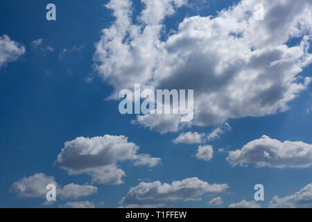 Les nuages blancs avec un beau ciel bleu en arrière-plan. Banque D'Images