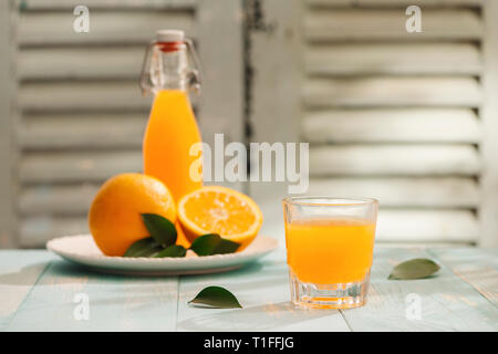 Les oranges coupées isolé situé sur base de bois Banque D'Images