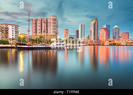 Tampa, Floride, USA sur le centre-ville sur la baie au crépuscule. Banque D'Images