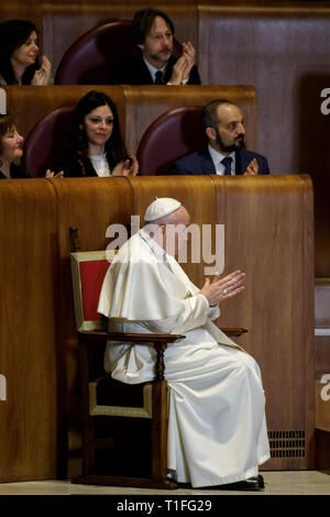 Rome, Italie. Mar 26, 2019. Le pape François dans la salle Jules César lors de sa visite à l'Campidoglio, la colline du Capitole à Rome, Italie Le 26 mars 2019. Credit : Giuseppe Ciccia/Pacific Press/Alamy Live News Banque D'Images