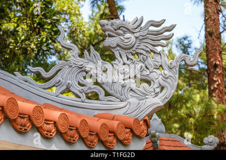 Dragons sur le toit de Tay Thien Truc Lam monastère bouddhiste Zen près de Hanoi, Vietnam. Banque D'Images