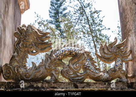 Dragons sur le toit de Tay Thien Truc Lam monastère bouddhiste Zen près de Hanoi, Vietnam. Banque D'Images