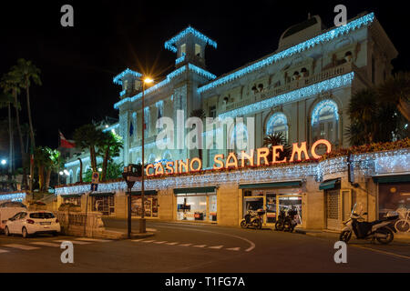 Vue de la façade de nuit du Casino municipale de San Remo, Italie Banque D'Images