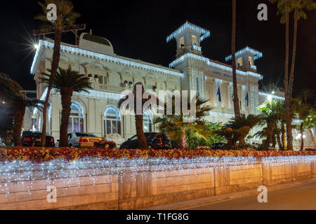 Vue de la façade de nuit du Casino municipale de San Remo, Italie Banque D'Images