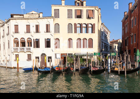 La télécabine et traghetto station à San Toma, Grand Canal, Venice, Veneto, Italy in early morning light, gondoles amarrées, les personnes à bord de l'attente Banque D'Images