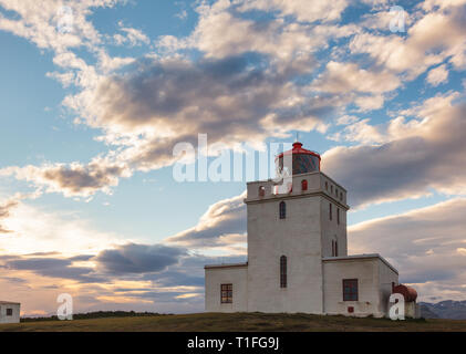 Dyrholay Dyrhólaeyjarviti (phare) situé sur le promontoire de Dyrhólaey près du village de Vík í Mýrdal, attraction touristique populaire sur le sout Banque D'Images