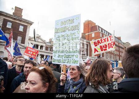 Londres, Royaume-Uni - 23 mars 2019 : les partisans d'un Brexit vote du peuple marche politique à Londres Banque D'Images