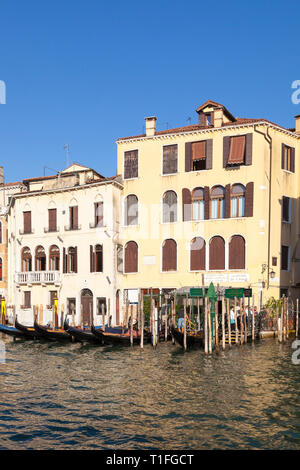 Traghetto Gondola et station à San Toma, Grand Canal, San Polo, Venise, Vénétie, Italie, au lever du soleil, les gondoles amarrées, les gens en attendant l'embarquement traghetto Banque D'Images