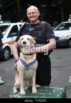 Bruno PD, recherche d'explosifs, chien-chien avec PC Rob Smith reçoit l'APSS l'Ordre du mérite, pour l'attaque terroriste l'héroïsme. Il est l'un des sept héros de chiens policiers recevant une bourse pour aider les services d'urgence au cours de la 2017 attentats terroristes à Londres Westminster Bridge, London Bridge et Borough Market. Banque D'Images