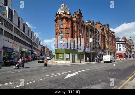 SHEFFIELD, ANGLETERRE - 7 mai 2009 : l'immeuble d'angle arrondi étroit sur l'intersection des rues de Cambridge et Pinstone. Sheffield. L'Angleterre Banque D'Images