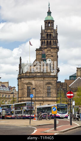 SHEFFIELD, ANGLETERRE - 7 mai 2009 : La haute tour de l'horloge de l'Hôtel de ville de Sheffield, vu de l'Pinstone Street. Sheffield. L'Angleterre Banque D'Images