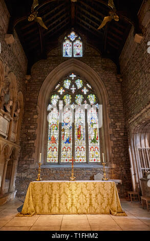 SHEFFIELD, ANGLETERRE - 7 mai 2009 : l'intérieur de sanctuaire avec le vitrail montrant Saint Matthieu, Moïse, David et John derrière la Haute Banque D'Images