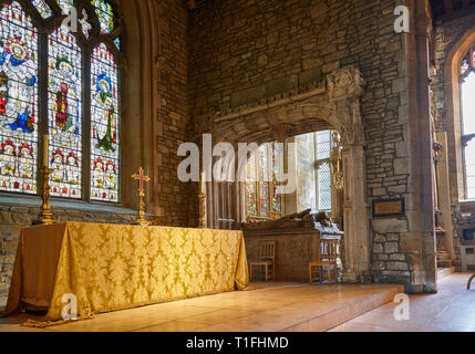 SHEFFIELD, ANGLETERRE - 7 mai 2009 : l'intérieur de sanctuaire avec le vitrail montrant Saints derrière le maître-autel dans le Sheffield Cathed Banque D'Images