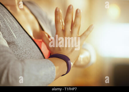 Gros plan sur les mains d'aptitude woman doing yoga dans le salon moderne. Banque D'Images