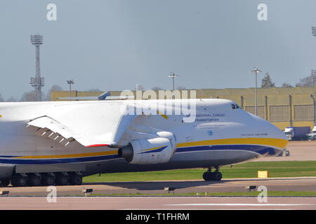 Un Ukrainien Antonov Design Bureau-124 un avion de transport UR-82027 arrivant à RAF Brize Norton, Royaume-Uni Banque D'Images