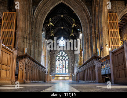 SHEFFIELD, ANGLETERRE - 7 mai 2009 : l'intérieur de la nef centrale de l'église cathédrale Saint Pierre et Saint Paul (Cathédrale de Sheffield). Sheffield. Engla Banque D'Images